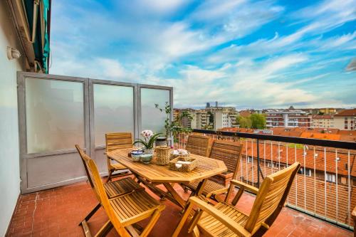 Top-floor penthouse with panoramic terrace - 20 minutes from San Siro & Duomo in 邦德歐比尼