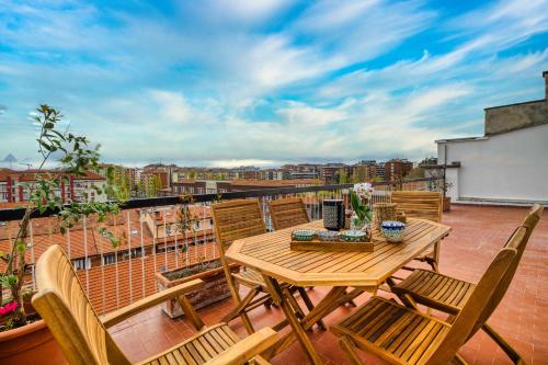 陽台/露台, Top-floor penthouse with panoramic terrace - 20 minutes from San Siro & Duomo in 邦德歐比尼