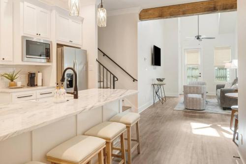 Cocina, Brand New Upscale Townhome in Heart of Lafayette in Lafayette City Center
