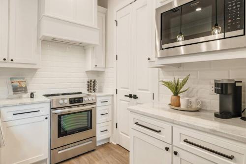 Cocina, Brand New Upscale Townhome in Heart of Lafayette in Lafayette City Center