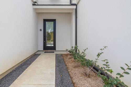 Vista exterior, Brand New Upscale Townhome in Heart of Lafayette in Lafayette City Center