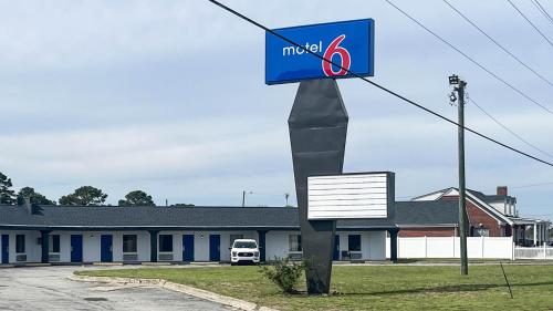 . Motel 6 Williamston, NC - Highway 17
