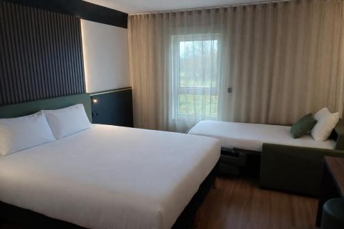 2 twin beds, 1 sofa bed