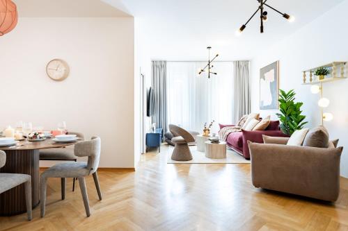 Prague Days - Spacious 3BDR Apartment with Workspace AC in New Town - image 2