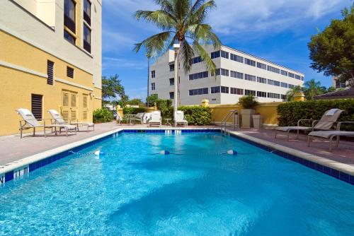 Swimming pool, Holiday Inn Express Hotel & Suites Kendall East-Miami By IHG in Kendall