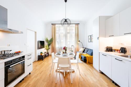 Prague Days - Two Bedroom Apartment with 200Mbs WiFi TV & Netflix - image 3