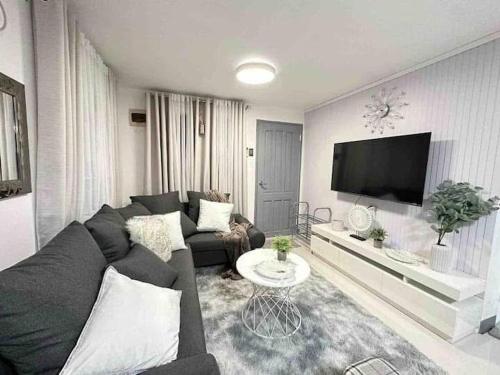 3BR Villa Near Clark Airport with Pool and Parking - Mabalacat