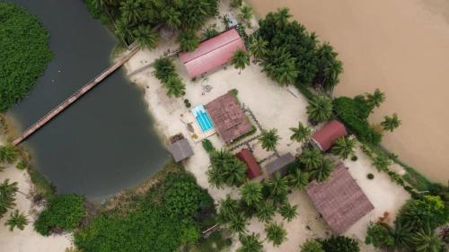 L'île de Marie-Jo (L'ile de Marie-Jo) in Assinie-Mafia
