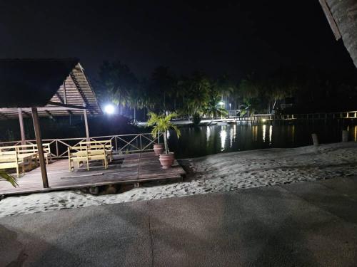 L'île de Marie-Jo (L'ile de Marie-Jo) in Assinie-Mafia