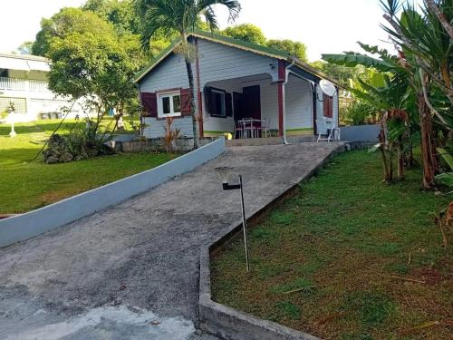 Exterior view, Charmant Bungalow avec Vue sur le Jardin a Les Abymes in Baimbridge