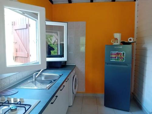 Kitchen, Charmant Bungalow avec Vue sur le Jardin a Les Abymes in Baimbridge