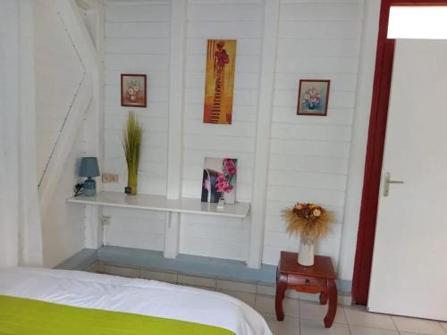 Charmant Bungalow avec Vue sur le Jardin a Les Abymes in Baimbridge