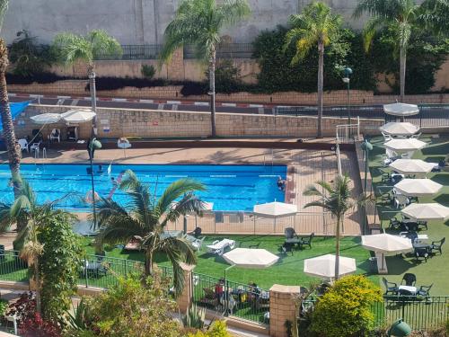 スイミングプール, Raanana Dream Apartment with swimming pool in ラーナナ