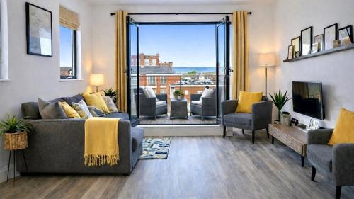 Margate Penthouse Private Balconies Sea Glimpses Gated Parking Air-Con The Penthouse Margate – khách sạn tại Westbrook