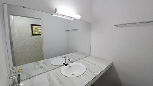 L'île de Marie-Jo (L'ile de Marie-Jo) in Assinie-Mafia