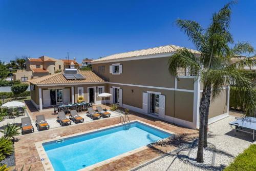 Villa Teotel by Villa Plus – khách sạn tại Trung tâm Thị trấn Almancil