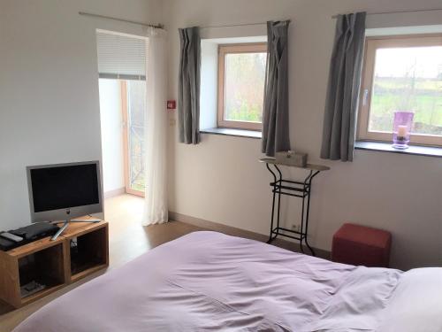  Les hirondelles, chambres d'hôtes in Evrehailles