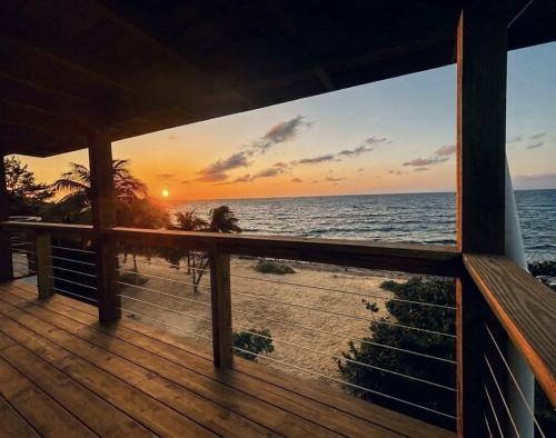 הסביבה הקרובה, Quatro Vista B2 Oasis Modern 900sqft Oceanfront Suite & Bunks in אוטילה