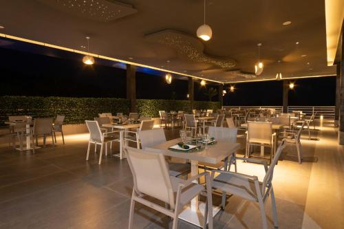 Restaurant, Hillside hotel in Kenema