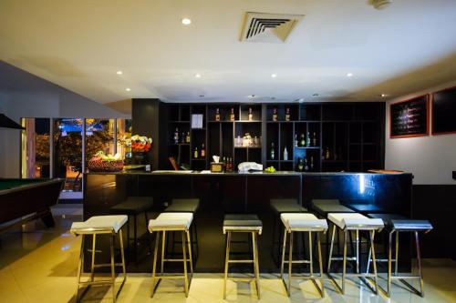 Highly-rated bar
