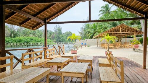 L'île de Marie-Jo (L'ile de Marie-Jo) in Assinie-Mafia