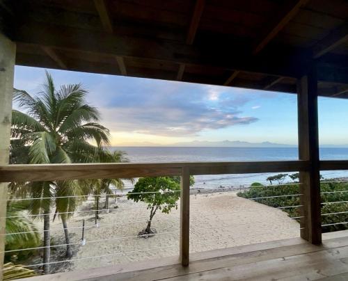 נוף, Quatro Vista B2 Oasis Modern 900sqft Oceanfront Suite & Bunks in אוטילה