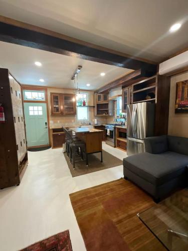 Beautifully Chic, Spacious, WiFi, Near Pullman Yds in Kirkwood