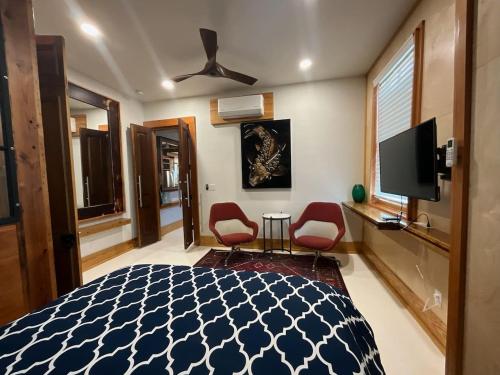 Beautifully Chic, Spacious, WiFi, Near Pullman Yds in Kirkwood