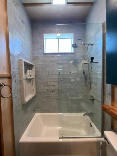 Beautifully Chic, Spacious, WiFi, Near Pullman Yds in Kirkwood