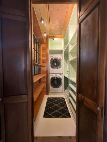 Beautifully Chic, Spacious, WiFi, Near Pullman Yds in Kirkwood