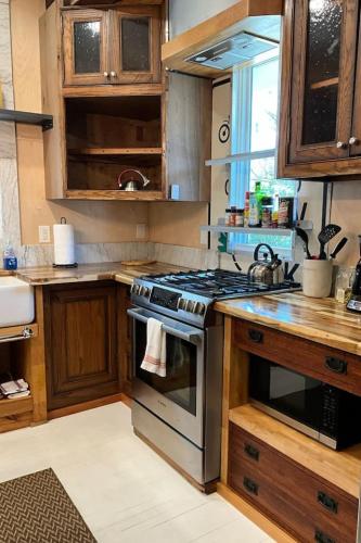 Beautifully Chic, Spacious, WiFi, Near Pullman Yds in Kirkwood