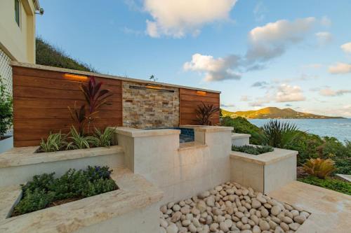 The Cerulean Oceanfront Luxury Retreat in 提格斯灣