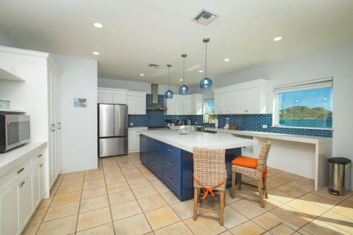 The Cerulean Oceanfront Luxury Retreat in 提格斯灣