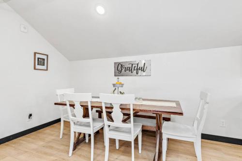 Perfectly located 3 bedroom - 2 bath apartment - image 11