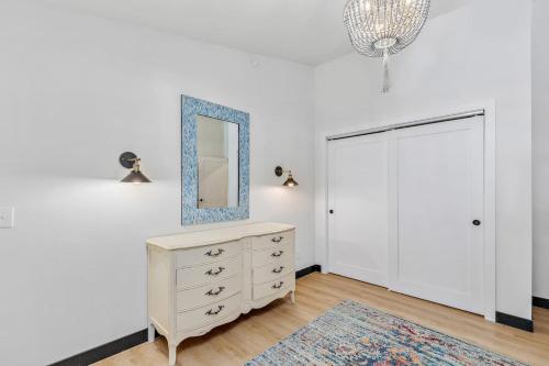 Perfectly located 3 bedroom - 2 bath apartment - image 14