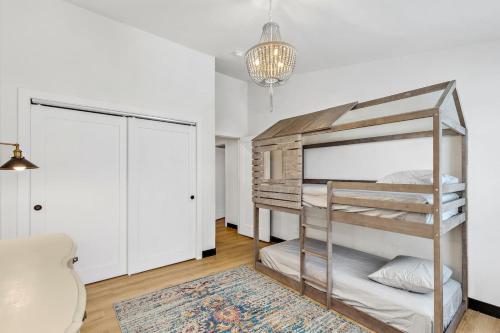 Perfectly located 3 bedroom - 2 bath apartment - main image