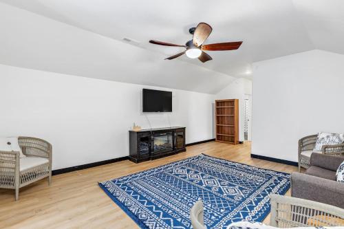 Perfectly located 3 bedroom - 2 bath apartment - image 3
