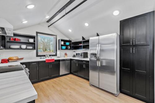 Perfectly located 3 bedroom - 2 bath apartment - image 7
