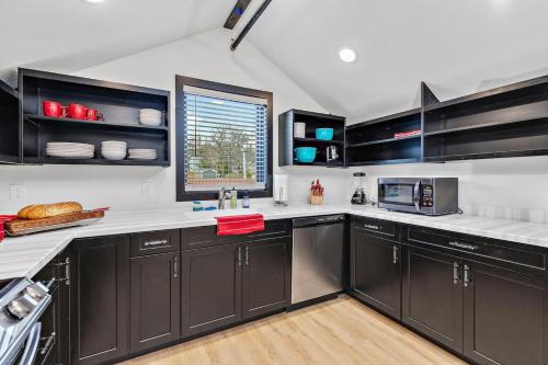 Perfectly located 3 bedroom - 2 bath apartment - image 12