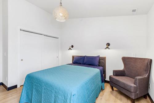 Perfectly located 3 bedroom - 2 bath apartment - image 10