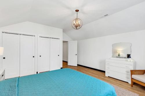 Perfectly located 3 bedroom - 2 bath apartment - image 8