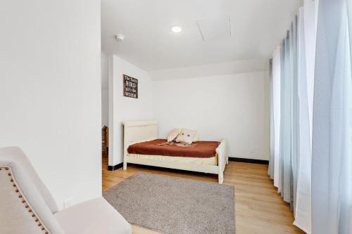 Perfectly located 3 bedroom - 2 bath apartment - image 4