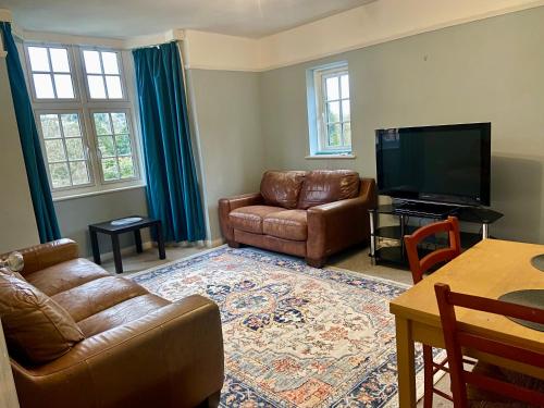 2 Bed City Center Apartment Near Station with Parking