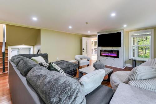 11 Acres and Balcony! Sleek Retreat in Americus in 阿梅里克斯