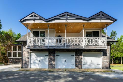 11 Acres and Balcony! Sleek Retreat in Americus in 阿梅里克斯