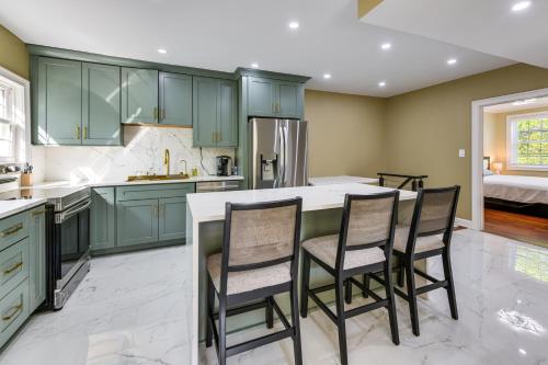 11 Acres and Balcony! Sleek Retreat in Americus in 阿梅里克斯