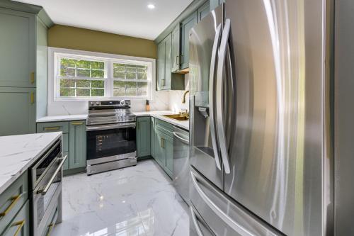 11 Acres and Balcony! Sleek Retreat in Americus in 阿梅里克斯