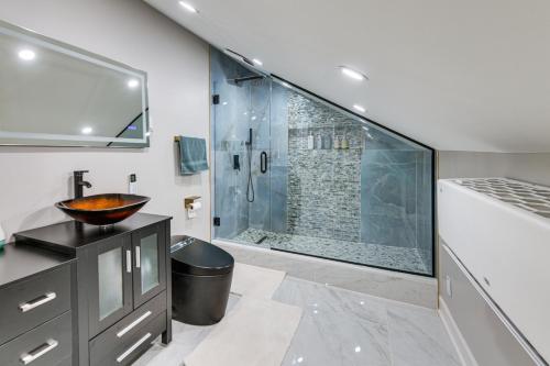 11 Acres and Balcony! Sleek Retreat in Americus in 阿梅里克斯