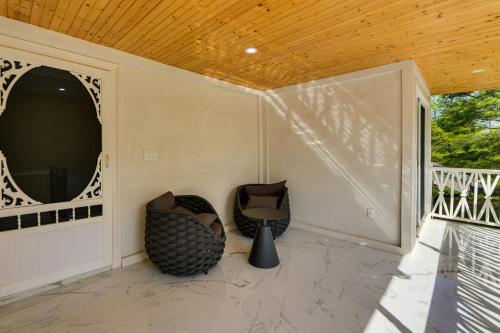 11 Acres and Balcony! Sleek Retreat in Americus in 阿梅里克斯