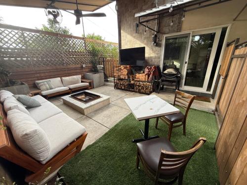 Tarzana Village Exquisite 1 Bed Oasis in Tarzana